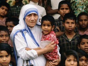 mother-teresa-with-her-people